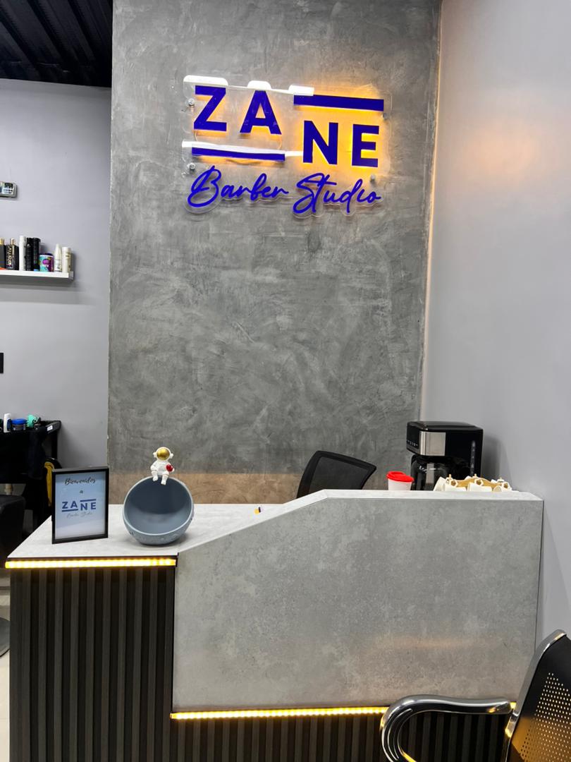 Recepción con el logo insignia de Zane Barber Studio