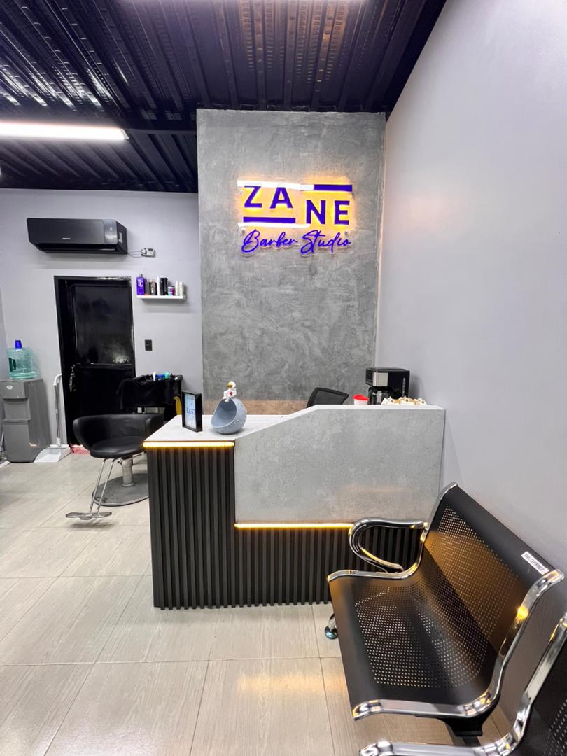 Lobby y sala de espera de Zane Barber Studio